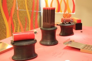 ダイナマイト、マッチの形をしたショコラなど『Joue avec le feu』にちなんだノエルのケーキが発表されました。