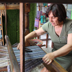 トルッロの中で機織りを実演してくださった女性。