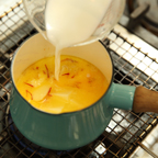 1.小鍋に、浸しておいたサフラン、バター、牛乳を入れ人肌に温める。