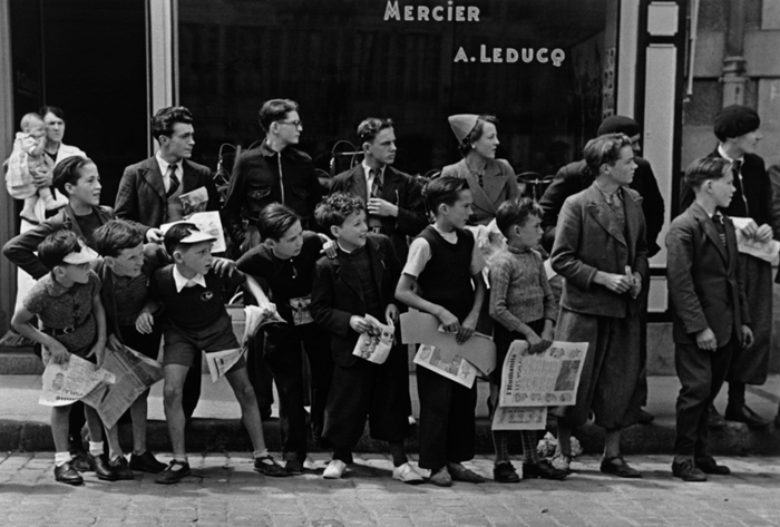 ツール・ド・フランスのレースを見物する人びと フランス、ブルターニュ 1939年7月 東京富士美術館蔵 © International Center of Photography / Magnum Photos 
