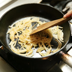 1. フライパンにオリーブオイルを入れ、スライスした玉ねぎと塩ひとつまみ（分量外）を入れほんのり茶色になるまで炒め、粗熱をとる。マッシュルームは、しんなりするまで炒める。