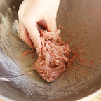 2. 大きなボールに、合挽き肉、卵、塩、こしょう、ブランデーを入れ粘りが出るまで混ぜる。