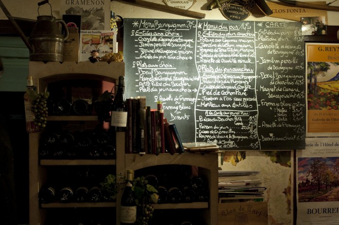 黒板にはブルゴーニュの地元料理が満載
