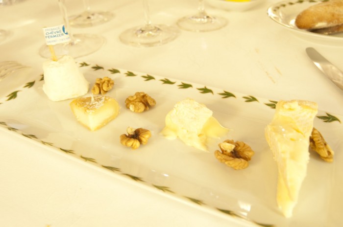 熟成チーズは赤ワインが常識だったが、白ワインをあわせる人が増えている