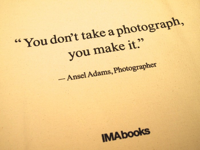 アンセル・アダムスの言葉「あなたは写真を撮るのではなく、作るのです」の言葉がデザインされたトートバッグ。2,000円（税込）より。 