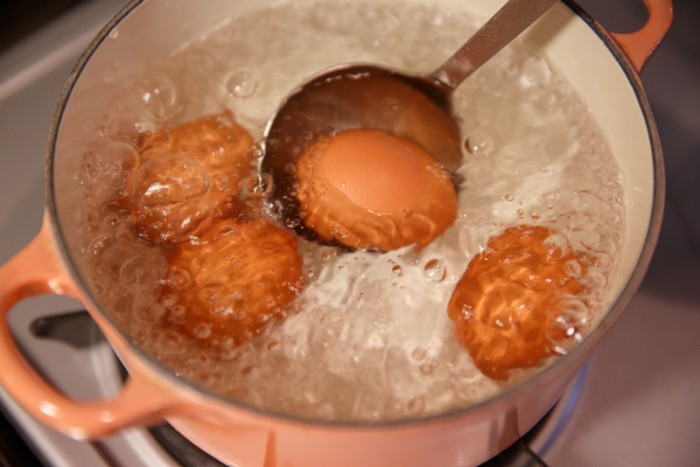 1. 小鍋に水をたっぷり入れ沸騰したら、お玉に卵を入れて一つずつ静かに入れ4個入れ終わってから４分茹でる。すぐに氷水で冷やす。