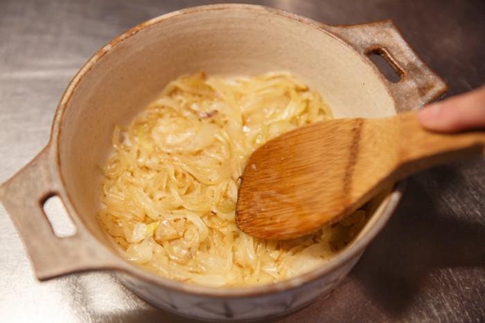12. 玉ねぎをスライスし、フライパンにオリーブオイル（分量外）と塩少々を入れ、あめ色になるまで炒め耐熱皿に底に敷くように入れる。