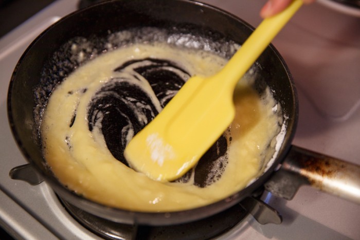 4. フライパンにバターを入れ弱火で溶かし、小麦粉を一気に入れへらで混ぜる。