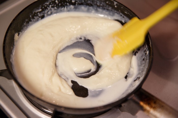 5. 4に3回にわけて牛乳を入れながら（だまになっても混ぜ続けるとなじむ）、へらでその都度なめらかにする。最後に水切りしたヨーグルトを加える（ヨーグルトホワイトソース）。