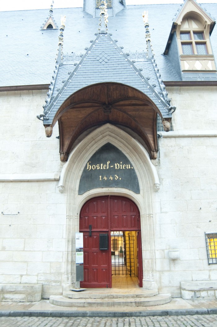 オテル・デューの入口。1443年、ニコラ・ロランにより創建