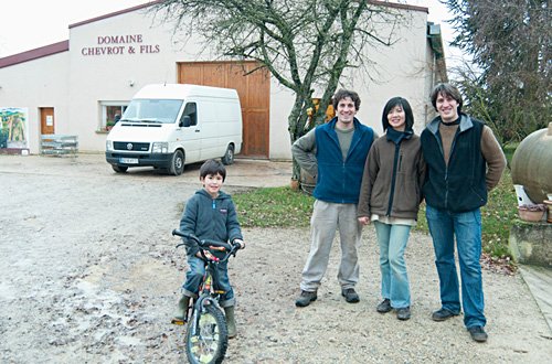 右からパブロさん、かおりさん、パブロさんの弟ヴァンサンさん、アンジェロ君