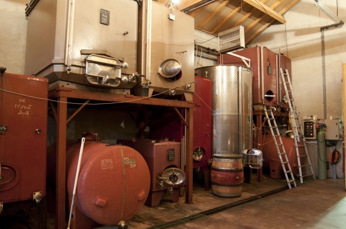 樽発酵中心だが、ステンレス、ホーローの発酵槽など様々なものを試す