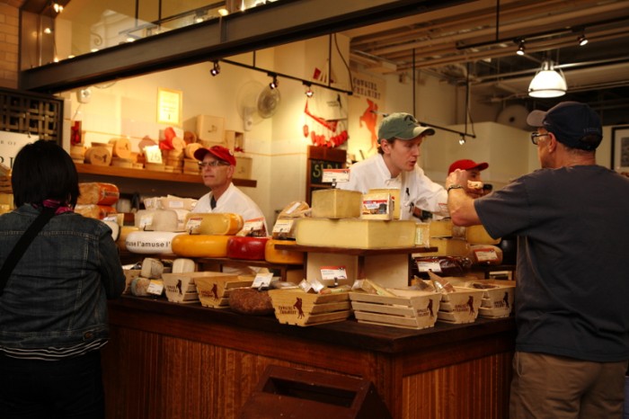 チーズ・ショップ、カウガール・クリーマリーの圧巻の品揃え。欧州産もあるものの、多くは地元カリフォルニア産