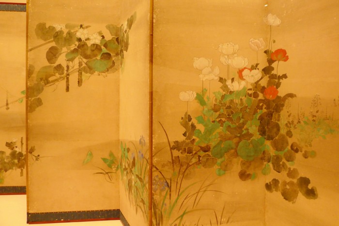 喜多川相説筆の『四季草花図屏風』　芥子、夕顔など