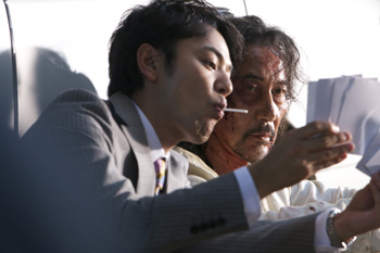 加奈子の交友関係を追う藤島に 後輩刑事・浅井（妻夫木聡）は「勝手に動かれちゃ困りますよ、先輩。」 