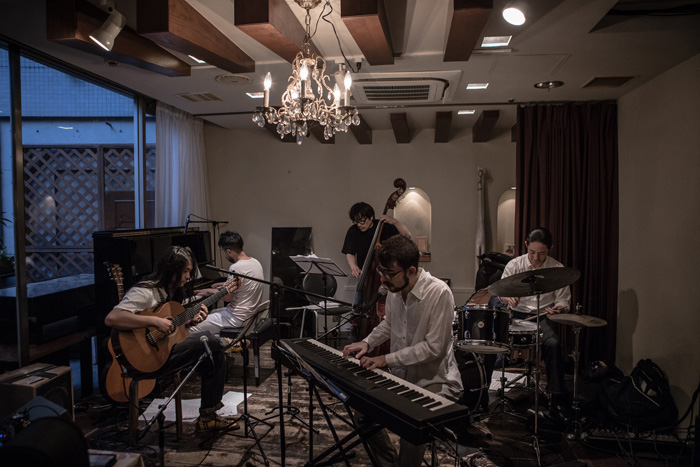 アントニオ・ロウレイロ（key.vo）、林正樹(p)、 沢田穣治(b)、田中徳崇(ds)と共演（以下敬称略）Photo by Ryo Mitamura