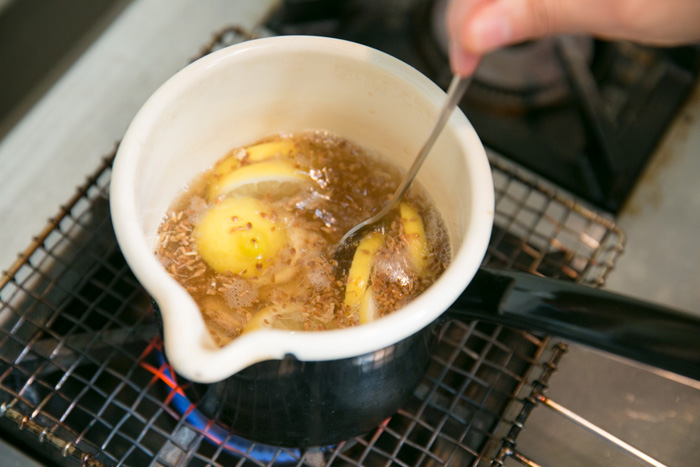 3.小鍋にりんご酢、砂糖、5mmに輪切りしたレモン、スライスしたしょうが 、白ワイン、水を入れ、沸騰させかき混ぜながら砂糖を溶かす。