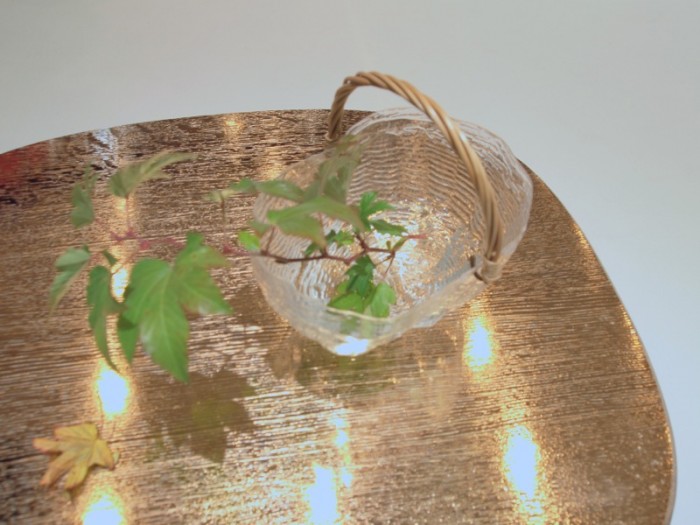福嶋賢二『Mirrow table』 木目を残して銀鏡塗装したテーブルに籐のバスケットを型取ってガラスの籠。