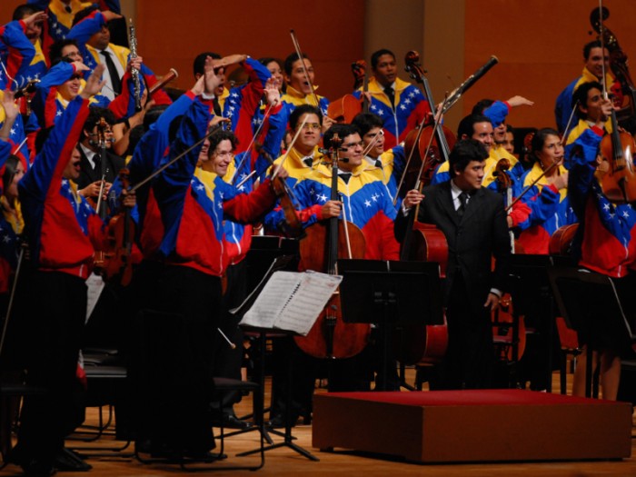 そろいのブルゾンはベネズエラ国旗をあしらったものだ。この明るい色彩と年若き楽団員のみずみずしい演奏が聴衆をノリノリにさせる。photo / Venezuelan Embassy