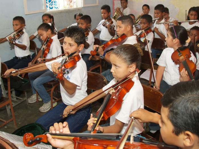 小さな町のエル・システマの練習風景。2歳半を過ぎたら「ヌークレオ」と呼ばれる音楽教室に通うことができる。つまり、どんどん演奏者たちが増えていくのだ。photo / Venezuelan Embassy