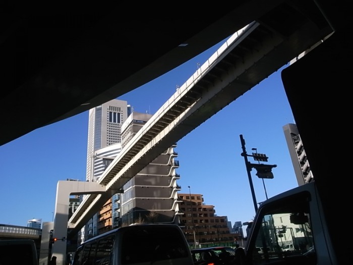 トーキョーモビリティ18。天翔る首都高4号線上り新宿オフランプ。西参道から初台方面を見遣る。向かいは東京オペラシティ。