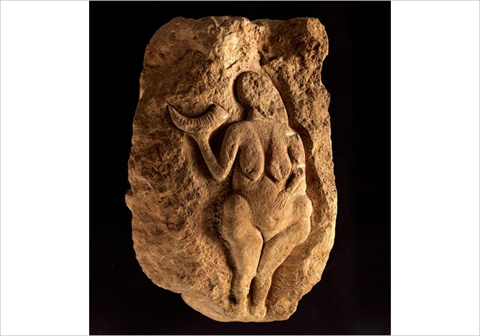 『角を持つヴィーナス(ローセルのヴィーナス)』25,000年前頃 石灰岩 縦54cm 横36cm 厚さ15cm、アキテーヌ博物館 ©Musée d’Aquitaine - Mairie de Bordeaux. Cliché L. Gauthier 