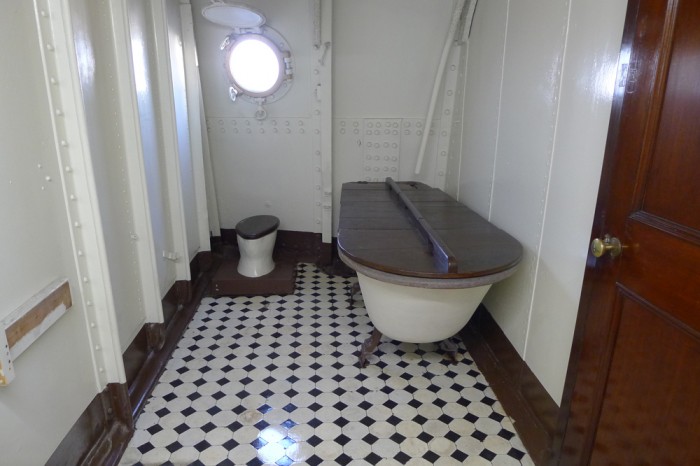 バス・トイレの床のタイルは当時のものなのか? お洒落だ
