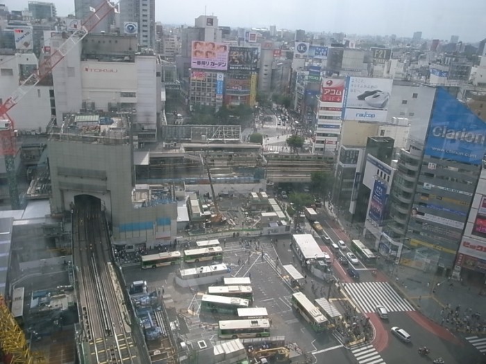 トーキョーモビリティ20。再開発真っ只中の渋谷駅。あらゆるモビリティと人が交錯するカオスだ。自身の周りを覆っていたデパートを身包み剥がされ、ひとりポツネンと残された地下鉄銀座線のターミナルが新しい「着衣」を待つ、その可笑しさ。