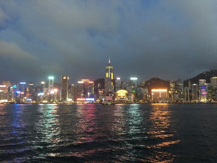 暮れなずむ香港島の100万ドルの夜景。この日は少し靄がかかっていました。これが見られる九龍側に宿泊すると良いです。