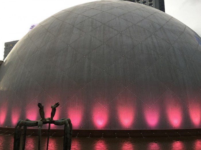 『香港藝術館』の向側にある大空館のドームと彫刻作品。夜はライトアップされます。