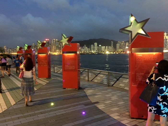 香港文化中心と『香港藝術館』から東に向かう海沿いには世界的に知られる「星光大道」(Avenue of Stars)などがあります。