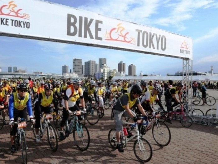 『Bike Tokyo 2015』のスタート。筆者は画面中央。出走1000名中28番でフィニッシュ。筆者母校の自転車部は、日本学生自転車競技連盟で現在チームロードランキング5位、主将の浦がロード選手権ランキング1位。