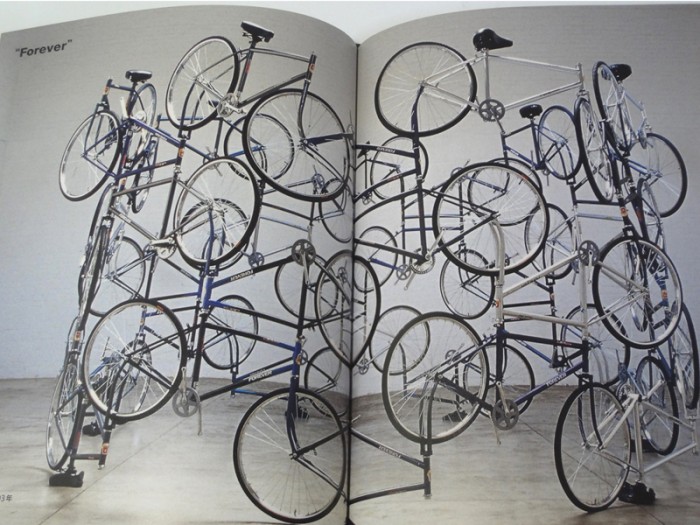 艾未未『何に因って』展(森美術館)カタログ。フォーエバー自転車42台を繋げて円筒状に組み立てた作品『Forever(永久)』(2003)は展示ハイライトのひとつでした。.JPG