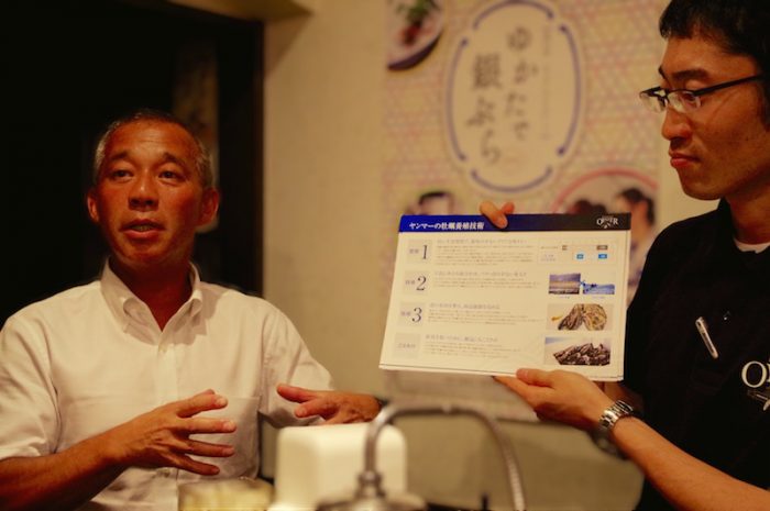 牡蠣の生産研究歴34年・ヤンマーマリンファーム所長の加藤元一氏(左)と、企画グループの亀井貴司氏(右)。