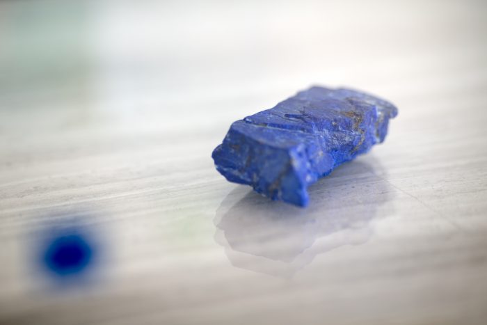 青の顔料「ウルトラマリン」の顔料で、これ自体が宝石でもあるラピスラズリ。ルネサンス時代には金と同じ値段で取り引きされたという。